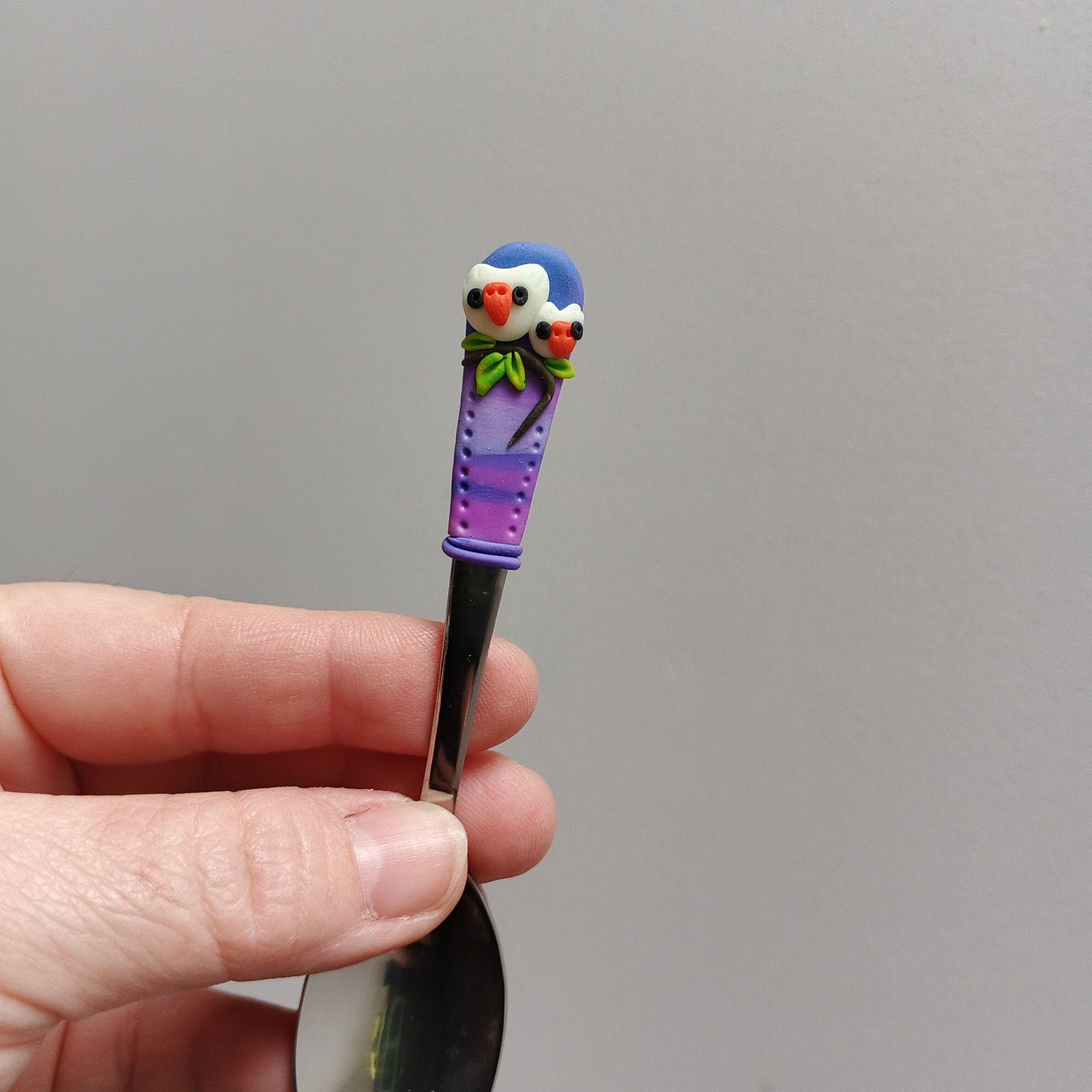 Soví minilžička 2. - mocca. svítící sova na každé lžičce, nebo dvě sovy - sovičky. Modrofialový podklad a větev pod každou sovičkou :-)