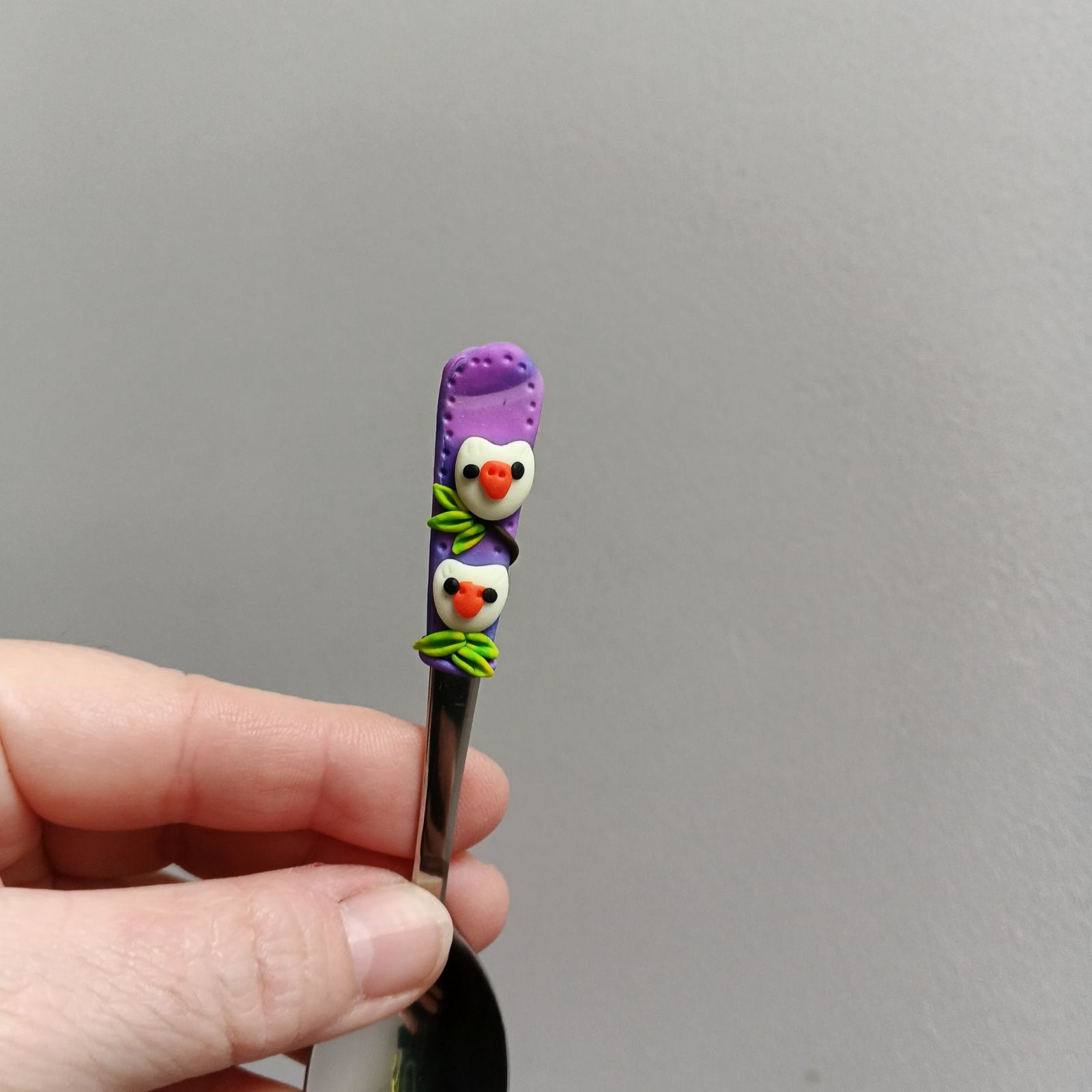 Soví minilžička 3. - mocca. svítící sova na každé lžičce, nebo dvě sovy - sovičky. Modrofialový podklad a větev pod každou sovičkou :-)