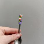 Soví minilžička 4. - mocca. svítící sova na každé lžičce, nebo dvě sovy - sovičky. Modrofialový podklad a větev pod každou sovičkou :-)