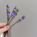 Soví příbor 1. svítící sova na každé lžičce, nebo dvě sovy - sovičky. Modrofialový podklad a větev pod každou sovičkou :-)