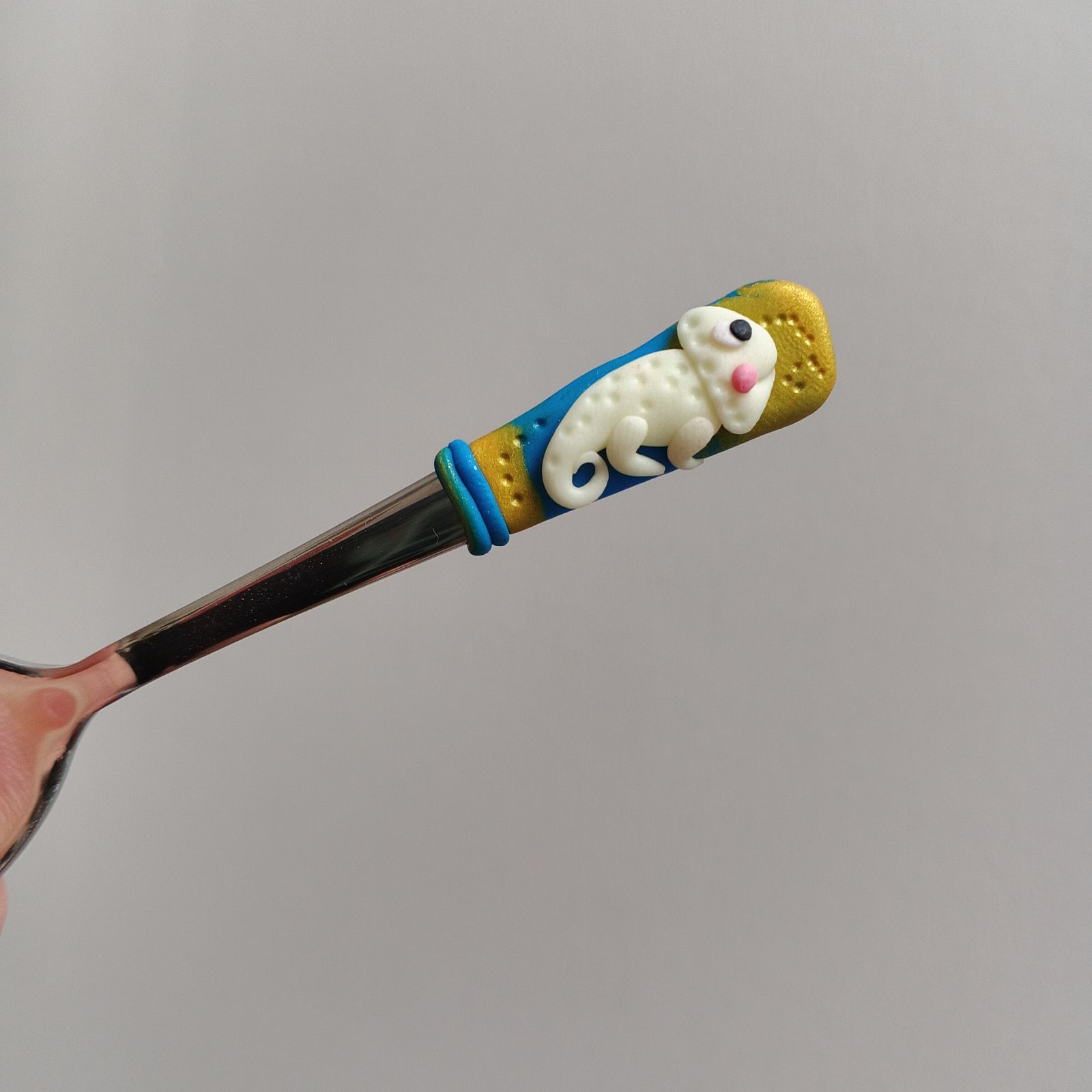 Veselý fosforeskující svítící chameleon na krátké Mocca lžičce - modrozlaté pozadí