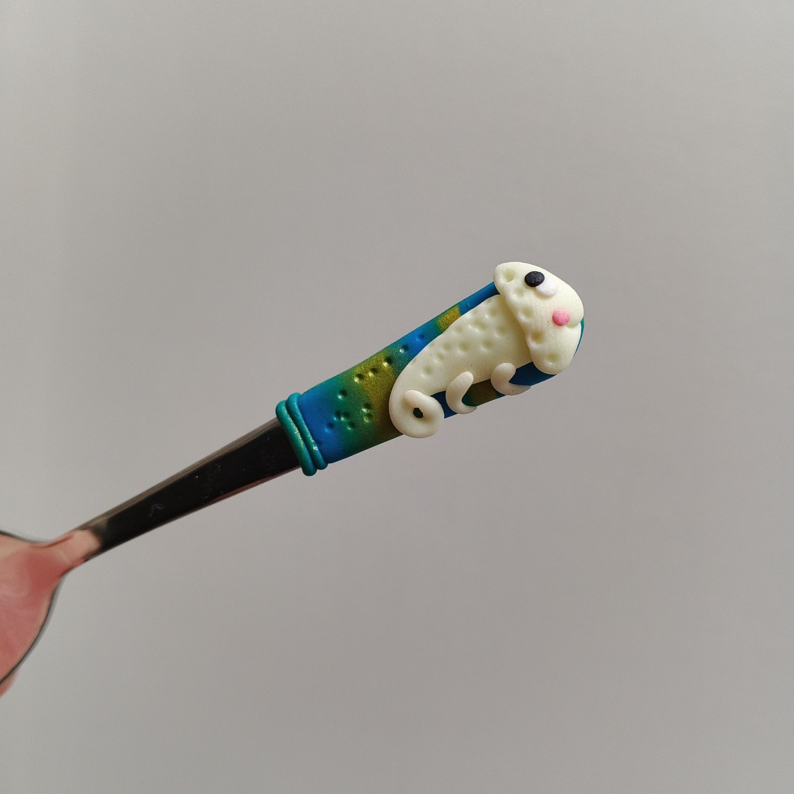 Veselý fosforeskující svítící chameleon na krátké Mocca lžičce - modrozlaté pozadí