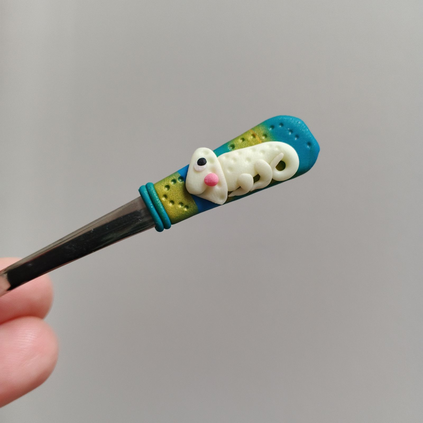 Veselý fosforeskující svítící chameleon na krátké Mocca lžičce - modrozlaté pozadí