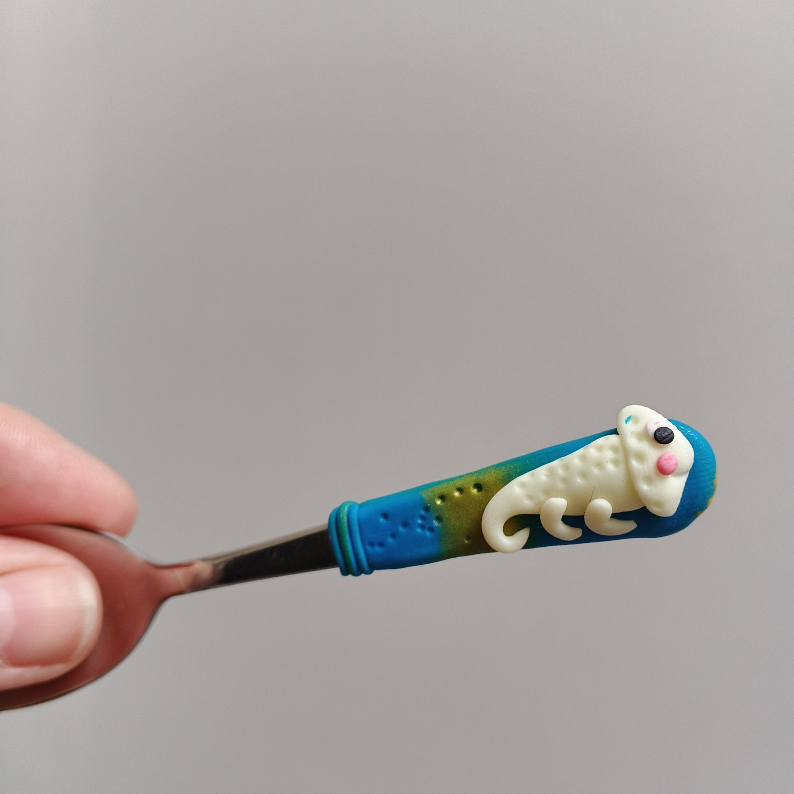 Veselý fosforeskující svítící chameleon na krátké Mocca lžičce - modrozlaté pozadí