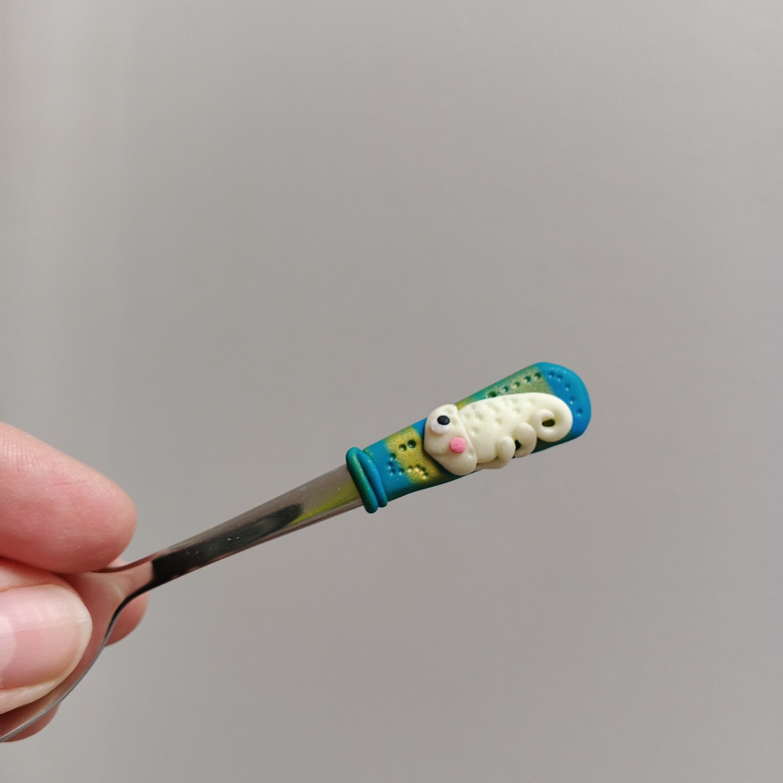 Veselý fosforeskující svítící chameleon na krátké Mocca lžičce -modrozlaté pozadí