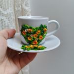 Pro radost a potěšení z kávy. Jarní květinový šálek (minihrníček) s podšálkem na čaj či kávu - akorát do ruky, málo kónický, se srdíčkem tvořeným květinami a lístky. Obsah šálku 6cl