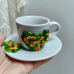 Pro radost a potěšení z kávy. Jarní květinový šálek (minihrníček) s podšálkem na čaj či kávu - akorát do ruky, málo kónický, se srdíčkem tvořeným květinami a lístky. Obsah šálku 6cl