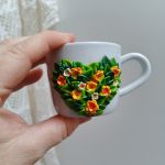 Pro radost a potěšení z kávy. Jarní květinový šálek (minihrníček) s podšálkem na čaj či kávu - akorát do ruky, málo kónický, se srdíčkem tvořeným květinami a lístky. Obsah šálku 6cl