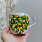 Pro radost a potěšení. Jarní květinový hrnek (šálek) na čaj či kávu - akorát do ruky, málo kónický, se srdíčkem tvořeným květinami a lístky. Obsah hrnku 36cl