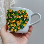 Pro radost a potěšení. Jarní květinový hrnek (šálek) na čaj či kávu - akorát do ruky, málo kónický, se srdíčkem tvořeným květinami a lístky. Obsah hrnku 36cl