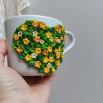 Pro radost a potěšení. Jarní květinový hrnek (šálek) na čaj či kávu - akorát do ruky, málo kónický, se srdíčkem tvořeným květinami a lístky. Obsah hrnku 36cl