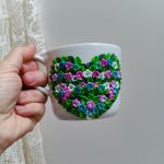 Pro radost a potěšení. Tyrkysovo fialový květinový hrnek (šálek) na čaj či kávu - akorát do ruky, málo kónický, se srdíčkem tvořeným květinami a lístky. Obsah hrnku 36cl