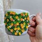 Pro radost a potěšení. Jarní květinový hrnek (šálek) na čaj či kávu - akorát do ruky, málo kónický, se srdíčkem tvořeným květinami a lístky. Obsah hrnku 36cl