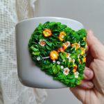 Jarní květinový hrnek (šálek) na čaj či kávu - akorát do ruky, málo kónický, se srdíčkem tvořeným květinami a lístky. Obsah hrnku 24cl