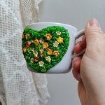 Jarní květinový hrnek (šálek) na čaj či kávu - akorát do ruky, málo kónický, se srdíčkem tvořeným květinami a lístky. Obsah hrnku 24cl