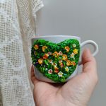 Jarní květinový hrnek (šálek) na čaj či kávu - akorát do ruky, málo kónický, se srdíčkem tvořeným květinami a lístky. Obsah hrnku 24cl