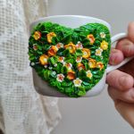 Pro radost a potěšení. Jarní květinový hrnek (šálek) na čaj či kávu - akorát do ruky, málo kónický, se srdíčkem tvořeným květinami a lístky. Obsah hrnku 24cl