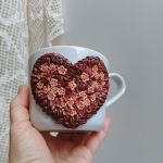 Pro radost a potěšení. Velký hrnek (šálek) na čaj či kávu - akorát do ruky, málo kónický, se srdíčkem tvořeným kávovými zrnky,  květinami a lístky. Obsah hrnku 36cl