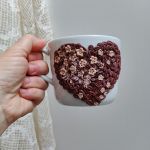 Pro radost a potěšení. Velký hrnek (šálek) na čaj či kávu - akorát do ruky, málo kónický, se srdíčkem tvořeným kávovými zrnky,  květinami a lístky. Obsah hrnku 36cl