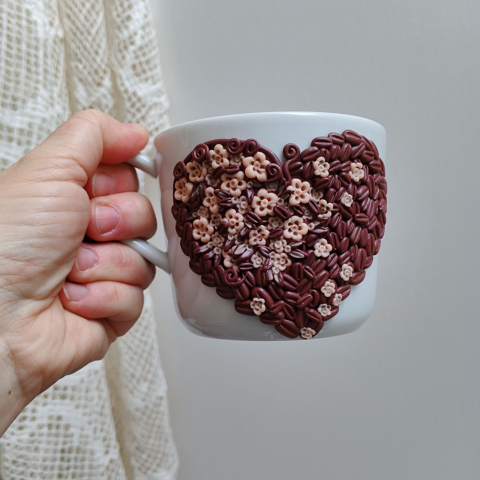 Pro radost a potěšení. Velký hrnek (šálek) na čaj či kávu - akorát do ruky, málo kónický, se srdíčkem tvořeným kávovými zrnky,  květinami a lístky. Obsah hrnku 36cl