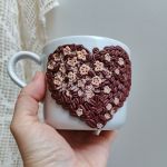 Pro radost a potěšení. Velký hrnek (šálek) na čaj či kávu - akorát do ruky, málo kónický, se srdíčkem tvořeným kávovými zrnky,  květinami a lístky. Obsah hrnku 36cl