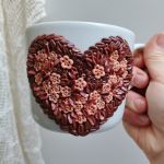 Pro radost a potěšení. Velký hrnek (šálek) na čaj či kávu - akorát do ruky, málo kónický, se srdíčkem tvořeným kávovými zrnky,  květinami a lístky. Obsah hrnku 36cl