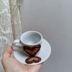 Pro radost a potěšení z kávy. Srdíčkový šálek (minihrníček) s podšálkem na espresso - akorát do ruky, málo kónický, se srdíčkem tvořeným kávovými zrníčky a květinkami lehce poprášenými zlatým práškem.
