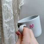 Pro radost a potěšení. Velký hrnek s modelovaným mechovým srdíčkem v němž sedí černá hlídající kočka.. Akorát do ruky,. Obsah hrnku 36cl