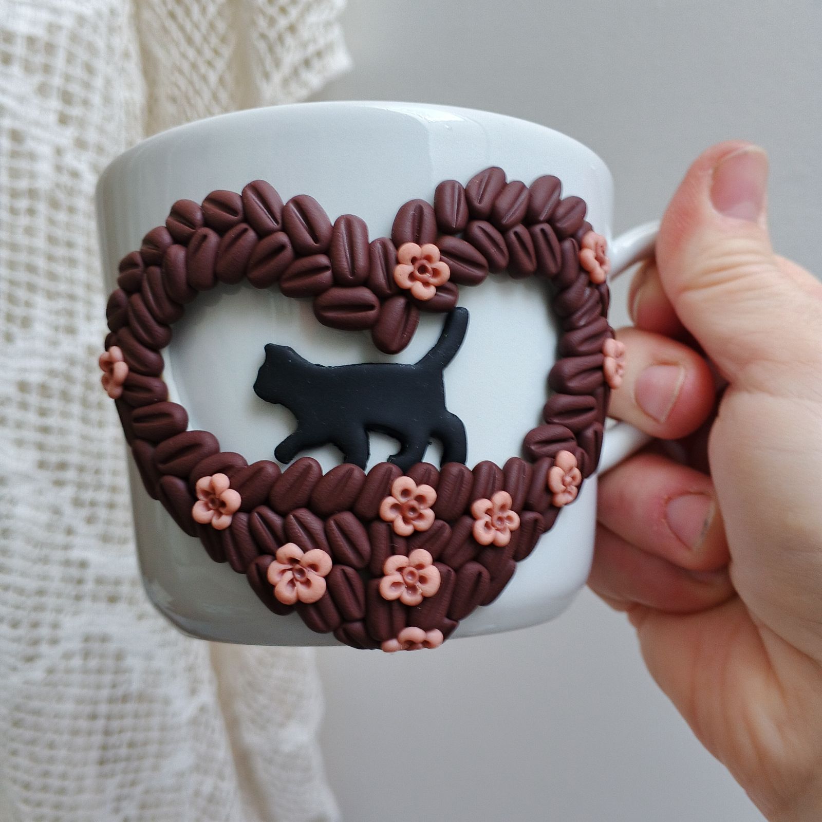 Pro radost a potěšení. Velký hrnek s kráčející černou kočkou mezi zrnky kávy. Akorát do ruky, málo kónický, se srdíčkem tvořeným kávovými zrnky,  květinami a lístky. Obsah hrnku 36cl