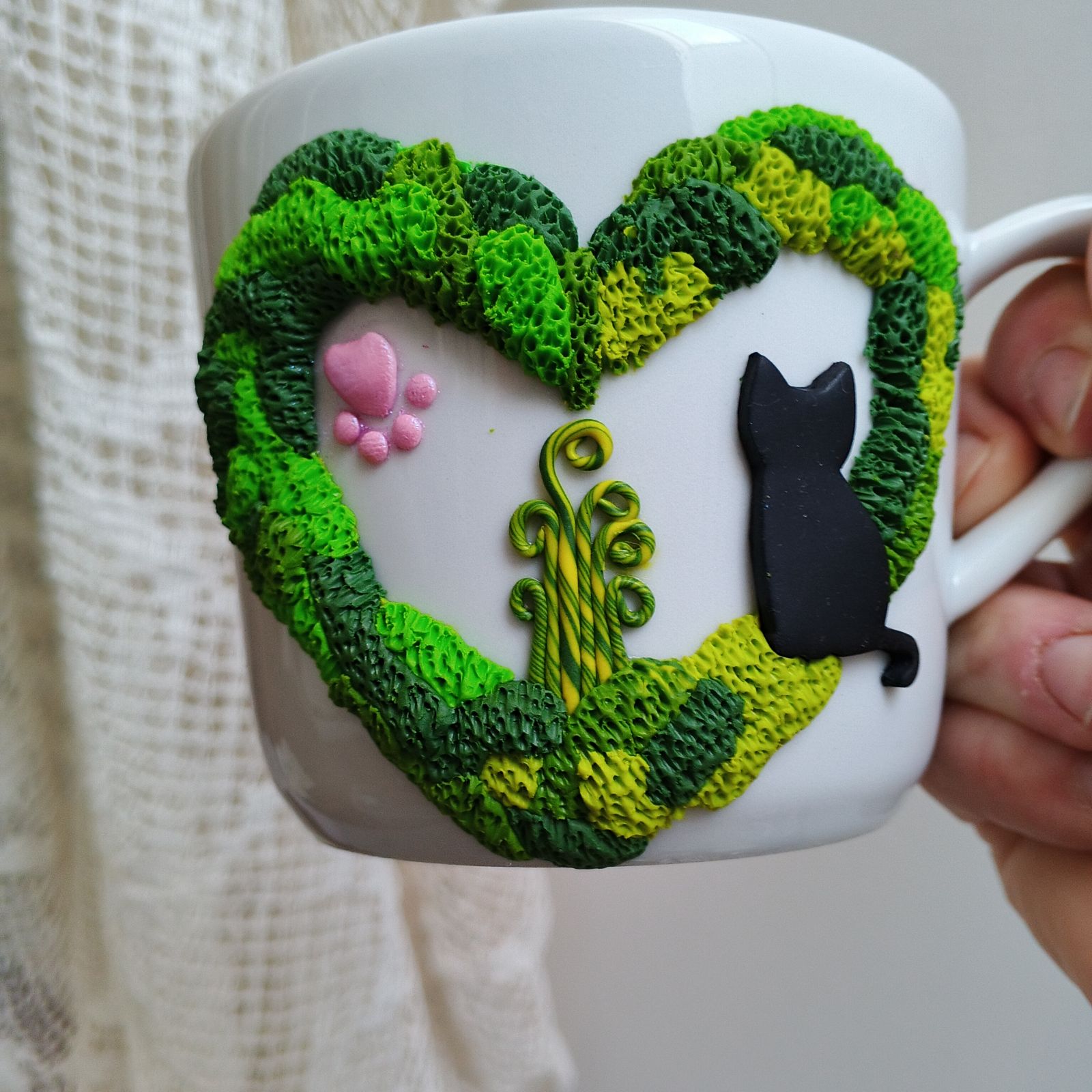 Pro radost a potěšení. Velký hrnek s modelovaným mechovým srdíčkem v němž sedí černá hlídající kočka.. Akorát do ruky,. Obsah hrnku 36cl