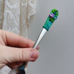 Tmavě zelený podklad s pestrobarevnými květinkami a zelenými lístečky - koktejlová lžička Tmavě zelený podklad s pestrobarevnými květinkami a zelenými lístečky - koktejlová lžička