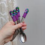 Vidlička, nůž, lžíce a dlouhá lžička - květinky v bílé, modré, tyrkysové a fialové barvě