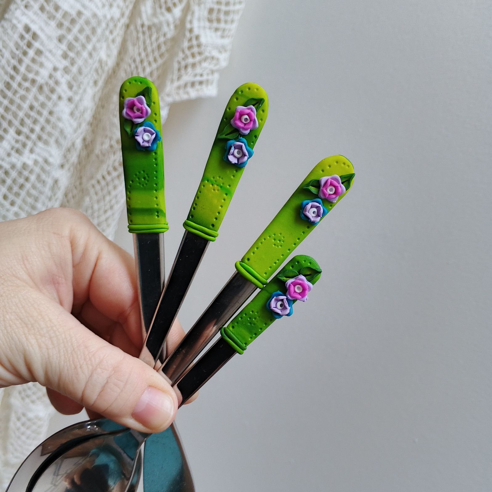 Vidlička, nůž, lžíce a čajová lžička - květinky v tyrkysových a fialových odstínech