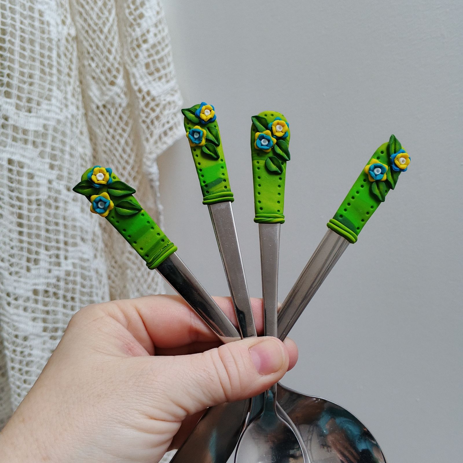 Vidlička, nůž, lžíce a dlouhá lžička - květinky v tyrkysové a žluté barvě