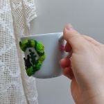 Pro radost a potěšení. Velký hrnek s modelovaným mechovým srdíčkem v němž kráčí černá hlídající kočka.. Akorát do rukou,. Obsah hrnku 36cl