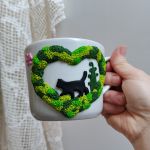 Pro radost a potěšení. Velký hrnek s modelovaným mechovým srdíčkem v němž kráčí černá hlídající kočka.. Akorát do rukou,. Obsah hrnku 36cl