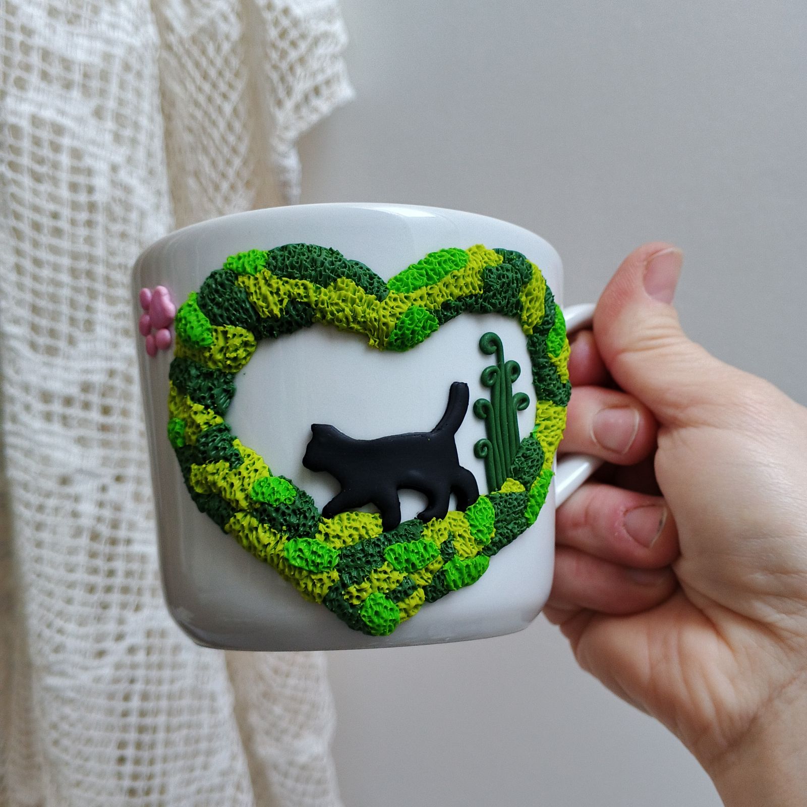 Pro radost a potěšení. Velký hrnek s modelovaným mechovým srdíčkem v němž kráčí černá hlídající kočka.. Akorát do rukou,. Obsah hrnku 36cl