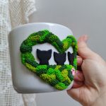 Pro radost a potěšení. Velký hrnek s modelovaným mechovým srdíčkem v němž sedí a hlídají váš čas na čaj tři černé kočky. Akorát do rukou,. Obsah hrnku 36cl