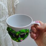 Pro radost a potěšení. Velký hrnek s modelovaným mechovým srdíčkem v němž sedí a hlídají váš čas na čaj tři černé kočky. Akorát do rukou,. Obsah hrnku 36cl