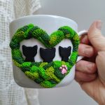 Pro radost a potěšení. Velký hrnek s modelovaným mechovým srdíčkem v němž sedí a hlídají váš čas na čaj tři černé kočky. Akorát do rukou,. Obsah hrnku 36cl