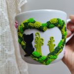 Pro radost a potěšení. Velký hrnek s modelovaným mechovým srdíčkem v němž sedí černá hlídající kočka.. Akorát do rukou,. Obsah hrnku 36cl