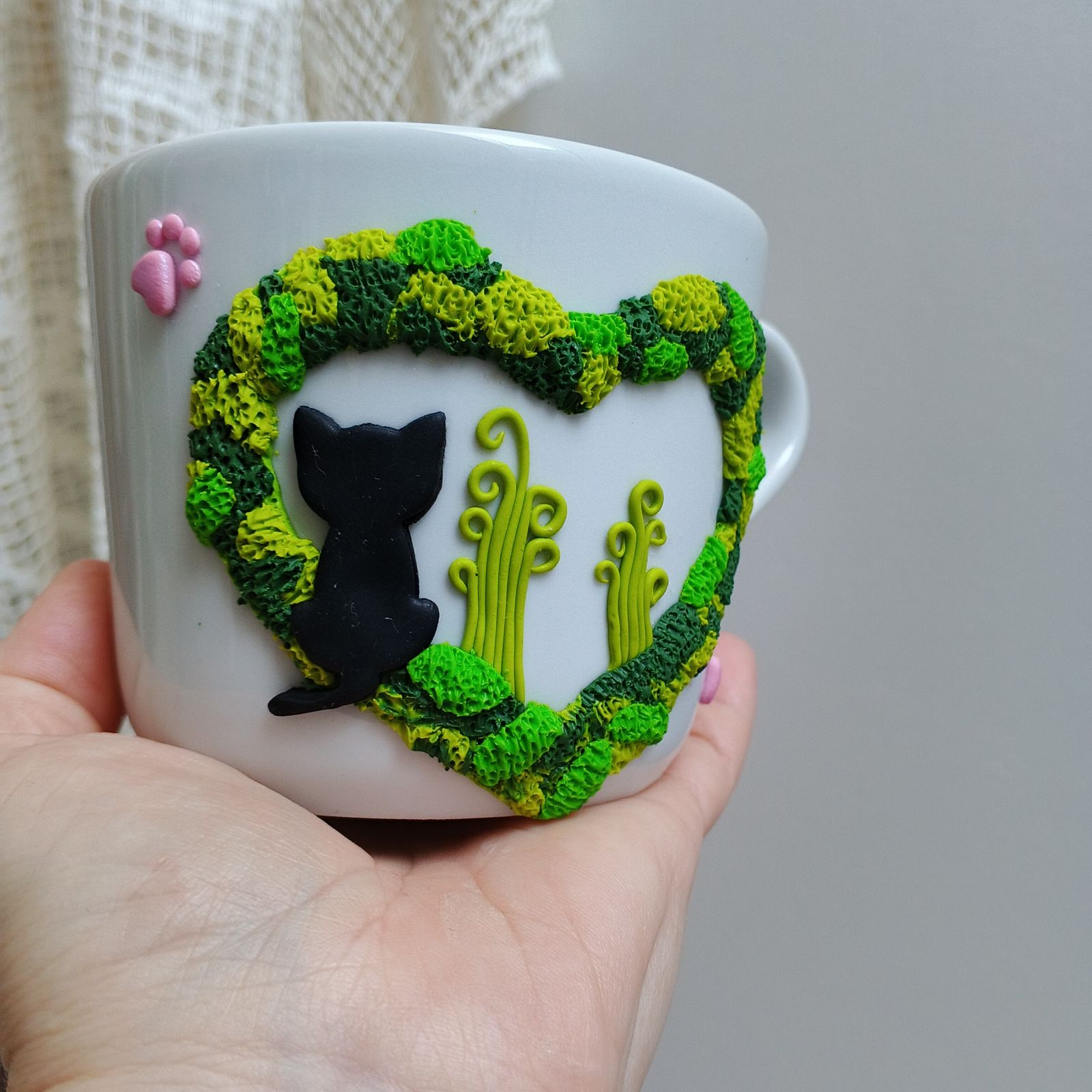 Pro radost a potěšení. Velký hrnek s modelovaným mechovým srdíčkem v němž sedí černá hlídající kočka.. Akorát do rukou,. Obsah hrnku 36cl