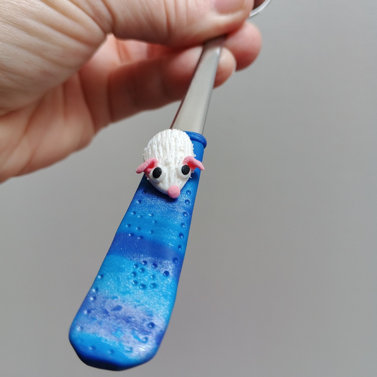 Latté 10. Veselá koktejlová lžička s modelovaným morčátkem - každé morčátko je jedinečné.