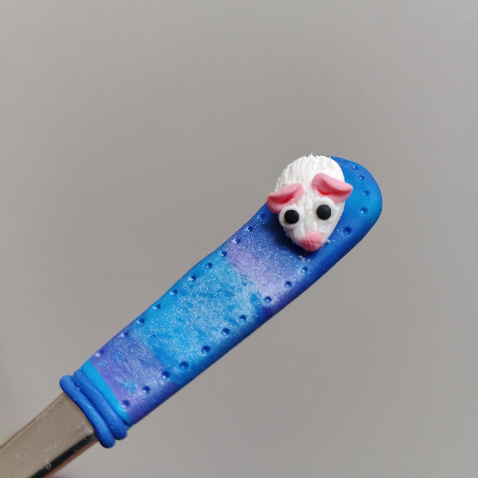 Latté 9. Veselá koktejlová lžička s modelovaným morčátkem - každé morčátko je jedinečné.