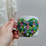 Pro radost a potěšení. Tyrkysovofialový květinový hrnek (šálek) na čaj či kávu - akorát do ruky, málo kónický, se srdíčkem tvořeným květinami a lístky. Obsah hrnku 24cl