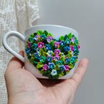 Pro radost a potěšení. Tyrkysovofialový květinový hrnek (šálek) na čaj či kávu - akorát do ruky, málo kónický, se srdíčkem tvořeným květinami a lístky. Obsah hrnku 24cl