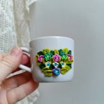 Pro radost a potěšení z kávy. Květinový šálek (minihrníček) s podšálkem na čaj či kávu - akorát do ruky, málo kónický, se srdíčkem tvořeným tyrkysovými a fialovými  květinami a lístky. Obsah šálku 6cl