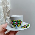 Pro radost a potěšení z kávy. Květinový šálek (minihrníček) s podšálkem na čaj či kávu - akorát do ruky, málo kónický, se srdíčkem tvořeným tyrkysovými a fialovými  květinami a lístky. Obsah šálku 6cl