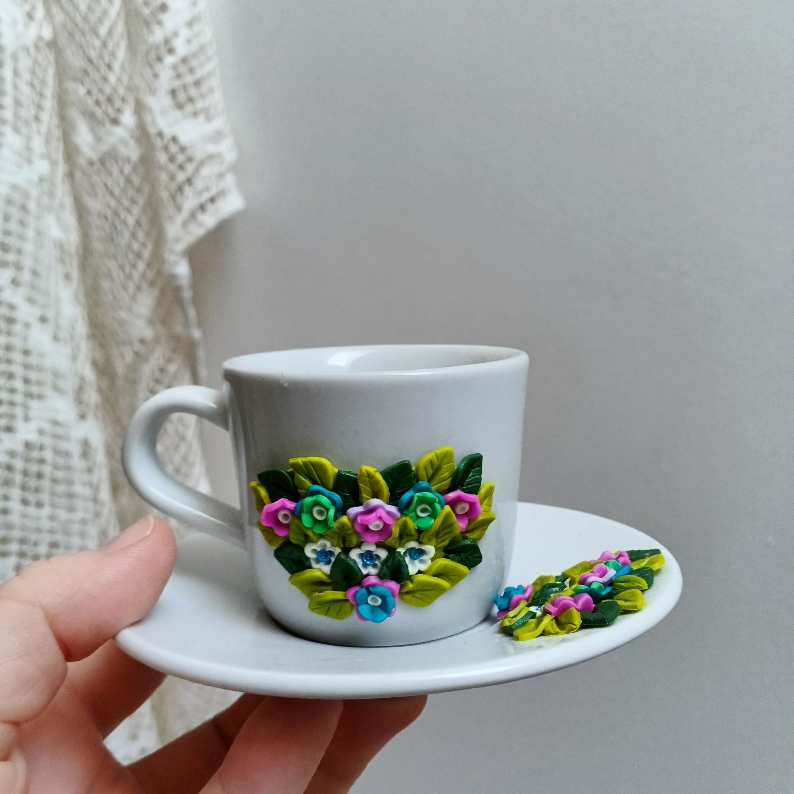 Pro radost a potěšení z kávy. Květinový šálek (minihrníček) s podšálkem na čaj či kávu - akorát do ruky, málo kónický, se srdíčkem tvořeným tyrkysovými a fialovými  květinami a lístky. Obsah šálku 6cl