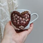 Pro radost a potěšení z kávy. Srdíčkový šálek - akorát do ruky, málo kónický, se srdíčkem tvořeným kávovými zrníčky a květinkami lehce poprášenými zlatým práškem. Obsah šálku 34cl